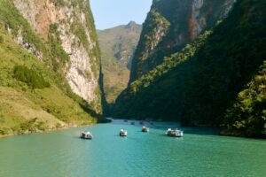 Sông xanh giữa núi đá miền Bắc Việt Nam – ảnh minh họa tour Cao Bằng