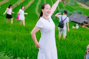 Du khách tại điểm dừng chân trong chuyến đi – ảnh minh họa trải nghiệm đoàn