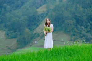 Khách du lịch chụp ảnh giữa thiên nhiên – ảnh minh họa trải nghiệm đoàn