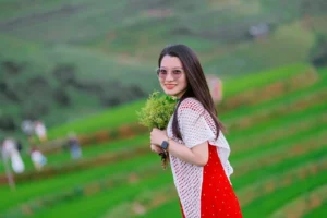 Du khách check-in giữa khung cảnh núi rừng – ảnh minh họa trải nghiệm đoàn