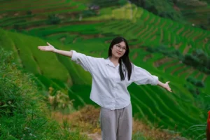 Khách du lịch chụp ảnh giữa ruộng bậc thang – ảnh minh họa trải nghiệm đoàn