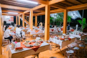 Bữa ăn trong chuyến du lịch – ảnh minh họa dịch vụ đoàn