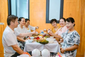 Đoàn khách dùng bữa cùng nhau – ảnh minh họa hoạt động đoàn
